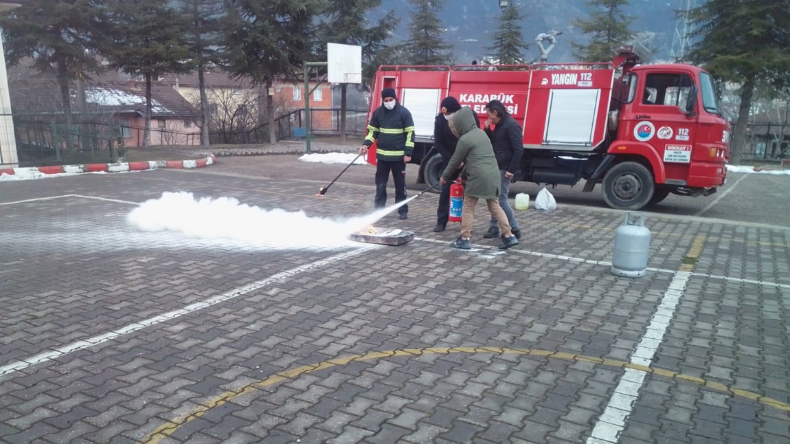 Öğrenci ve personelimize yönelik İtfaiye Ekibi tarafından yangın eğitimi verildi.